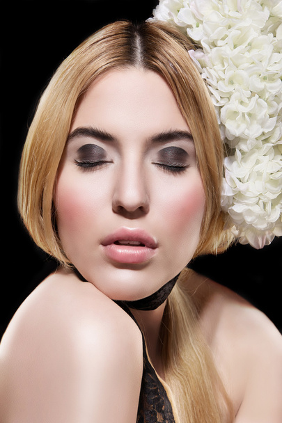 hermoso retrato de moda de mujer con maquillaje creativo
 - Foto, Imagen