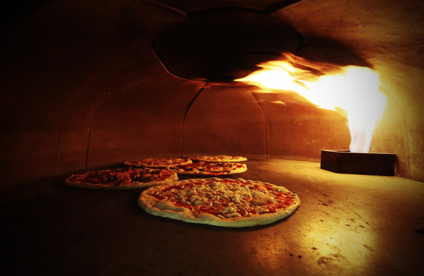 Pizzas croustillantes au four avec le feu
 - Photo, image