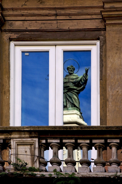 Um santo na janela
 - Foto, Imagem