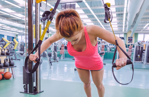 Mujer haciendo entrenamiento de suspensión con correas de fitness - Foto, imagen
