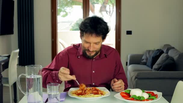 Biznesmen jedzenia makaronu - Materiał filmowy, wideo