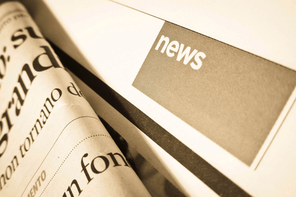 Ганновер, Германия - 16 апреля 2015 г.: Акцент на раздел новостей над газетой "Recharge"
 - Фото, изображение