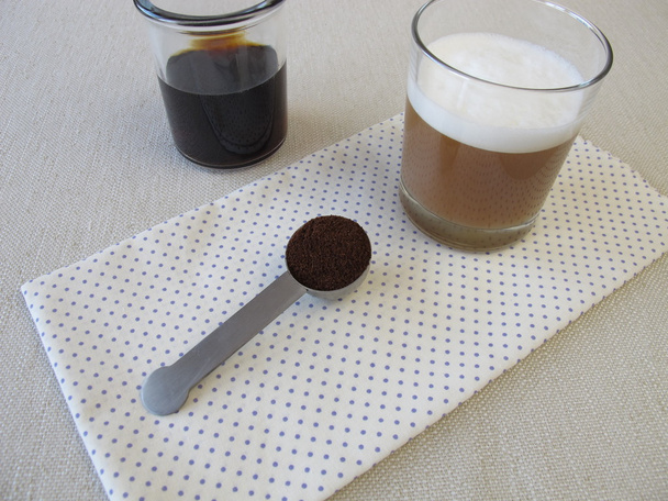 Koude-gebrouwen koffie met melk schuim - Foto, afbeelding