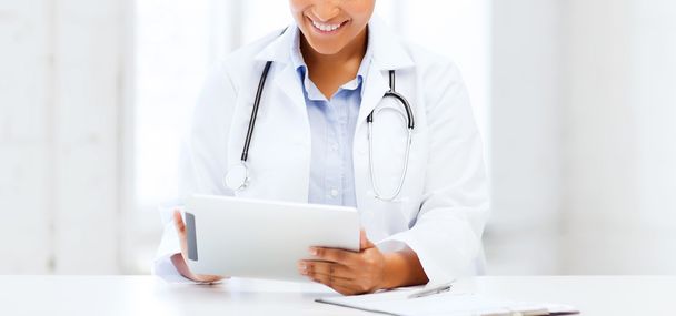 african female doctor with tablet pc - Foto, imagen