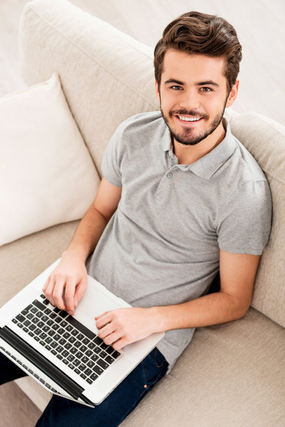 Hombre joven trabajando en el ordenador portátil - Foto, Imagen