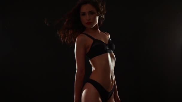 sexy brünette Frau in schwarzen Dessous tanzen - Filmmaterial, Video