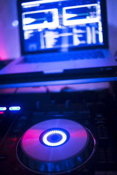 DJ console mengen Bureau Ibiza huis muziek partij nachtclub - Foto, afbeelding