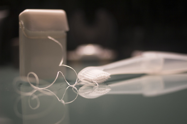 Зубная щетка и зубная нить для гигиены восковая лента
 - Фото, изображение