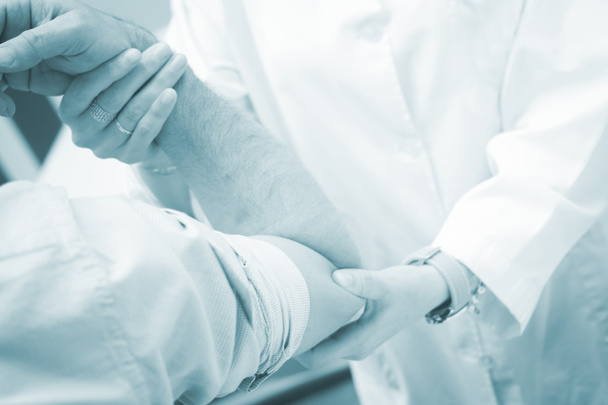 Traumatólogo cirujano ortopédico médico examinando paciente
 - Foto, imagen