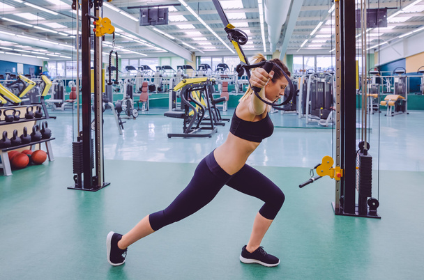 Mulher fazendo treinamento de suspensão com tiras de fitness - Foto, Imagem
