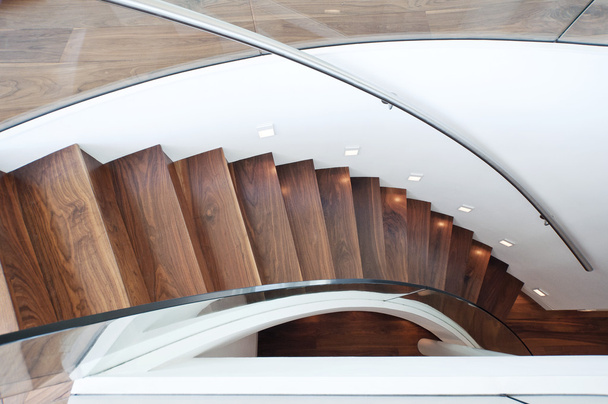 Escalera curvada moderna
 - Foto, imagen