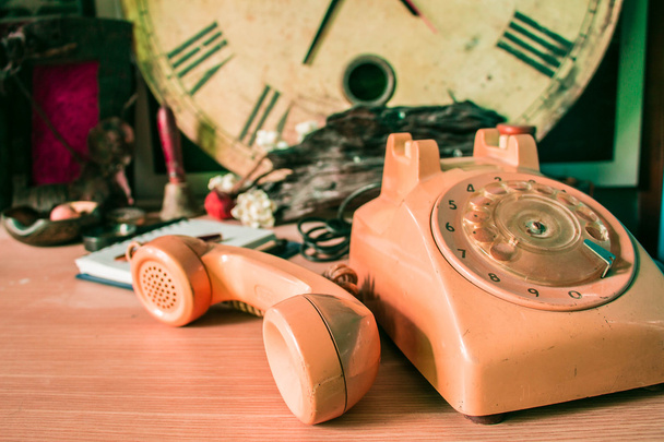 Телефон на деревянном
 - Фото, изображение