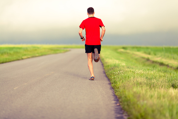 άνθρωπος τρέχει και κατάρτιση υγιεινού τρόπου ζωής - Φωτογραφία, εικόνα