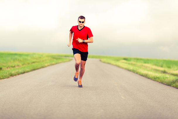 az ember fut, és gyakorlása az egészséges életmód - Fotó, kép