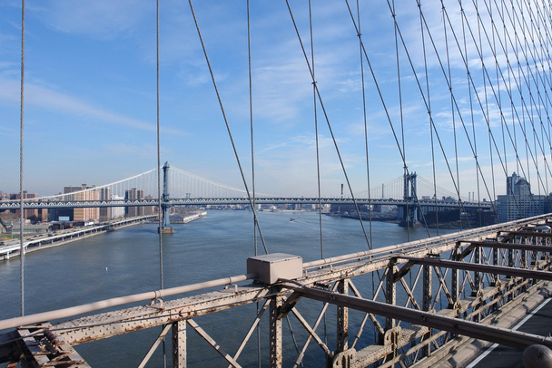 Manhattan Bridge and East River - Φωτογραφία, εικόνα