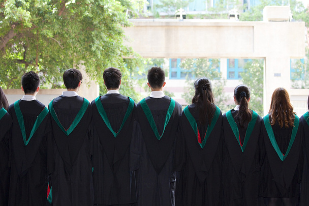Parte posterior de los graduados universitarios con sus vestidos
 - Foto, imagen