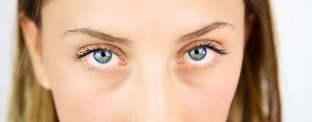 extreme close-up van mooie blauwe ogen van blond meisje - Foto, afbeelding
