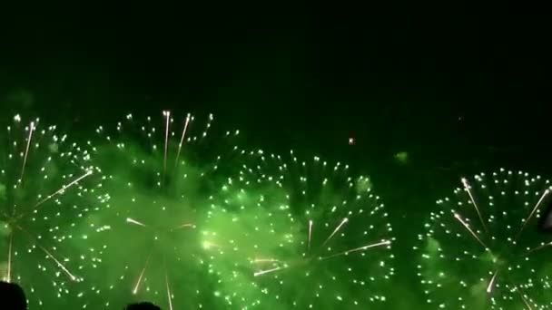 tűzijáték robbannak az égen. - Felvétel, videó