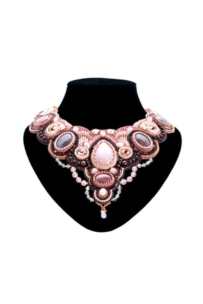 Розовое ожерелье из бусин с камнями
 - Фото, изображение