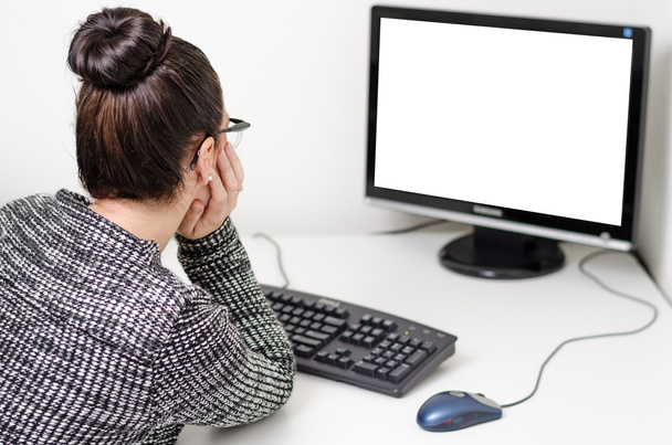 женщина печатает на компьютере с белым экраном
 - Фото, изображение