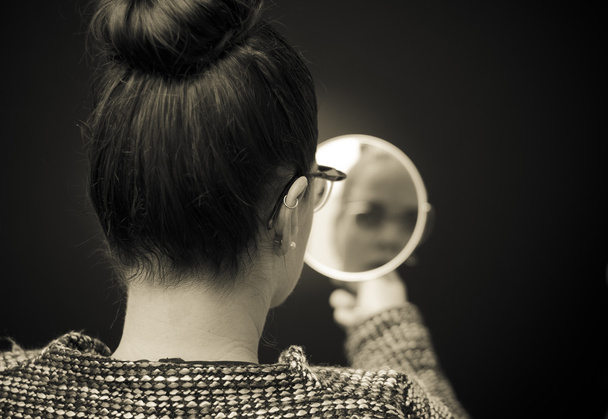 mulher de negócios olhando no espelho e refletindo sobre si mesma
 - Foto, Imagem