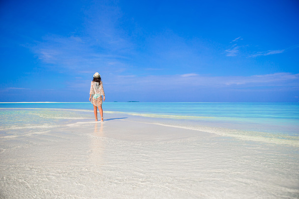 Giovane donna godere di vacanze al mare tropicale
 - Foto, immagini