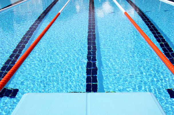 Duikplank en Olympisch zwembad - Foto, afbeelding