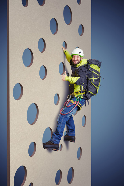 duvar tırmanma üzerinde tutan adam - Fotoğraf, Görsel
