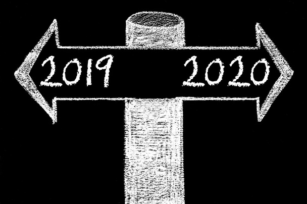 Frecce opposte con Anno 2019 rispetto all'Anno 2020
 - Foto, immagini