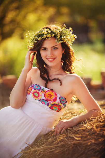 portrait of beautiful woman in wreath - Fotografie, Obrázek