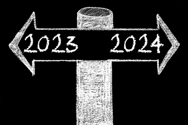 Frecce opposte con Anno 2023 contro Anno 2024
 - Foto, immagini