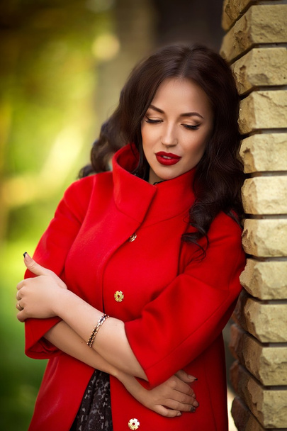 γυναίκα σε ένα κομψό κόκκινο σακάκι - Φωτογραφία, εικόνα