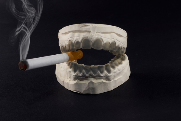 zuby a cigarety - Fotografie, Obrázek