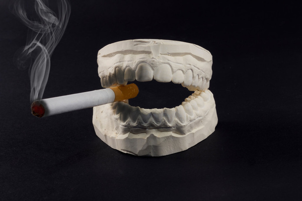 tanden en sigaretten - Foto, afbeelding
