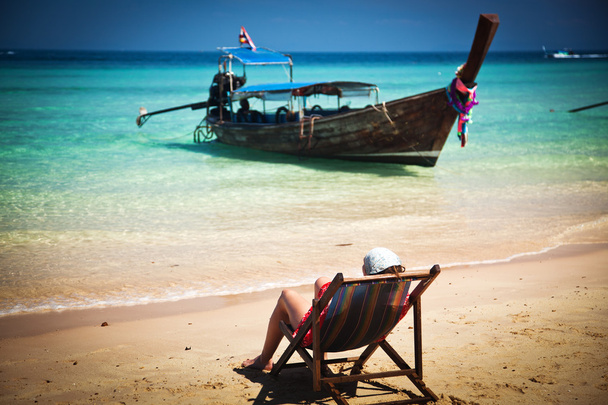 Esotico sfondo vacanza al mare con sedia a sdraio e lunga coda b
 - Foto, immagini