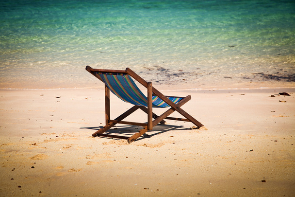 Екзотичний пляжний святковий фон з білою ненавистю на пляжному кріслі
 - Фото, зображення