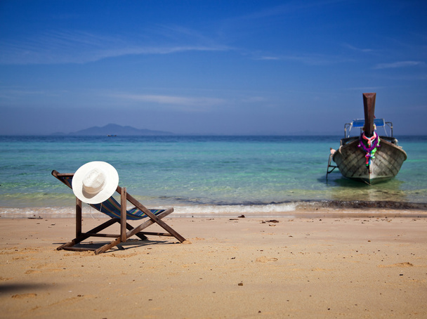 Fond exotique de vacances à la plage avec chaise de plage et longue queue b
 - Photo, image