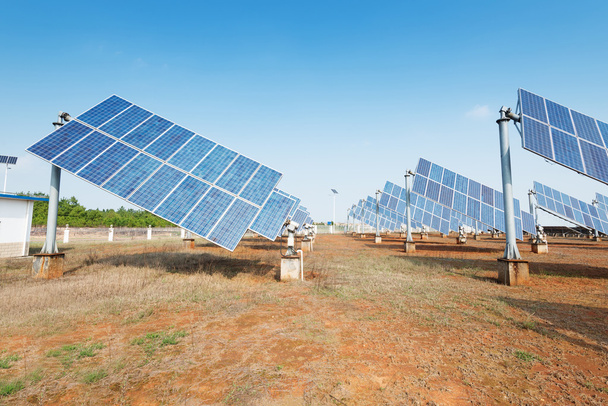 solární panely - systém sledování太陽電池パネル - 追跡システム - 写真・画像