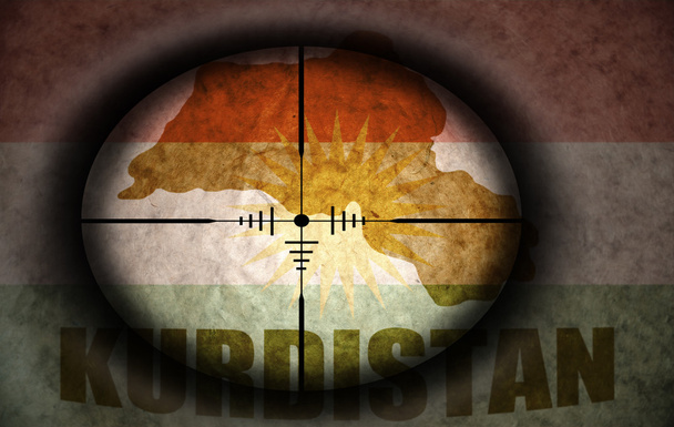 Zielfernrohr für Scharfschützen auf alte kurdische Flagge und Landkarte - Foto, Bild