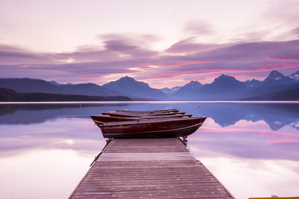 Barcos se sientan en el muelle en el lago McDonald
 - Foto, Imagen