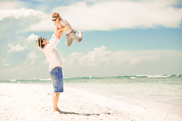 Щасливий батько і син насолоджуються пляжним часом на літніх канікулах
 - Фото, зображення