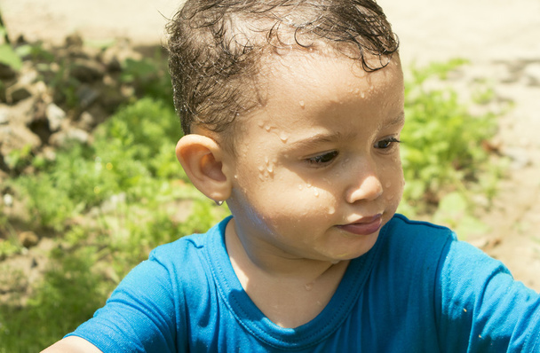 ένα αγόρι παίζει με το νερό - Φωτογραφία, εικόνα