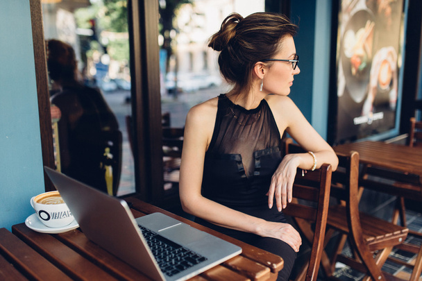 Attractive business woman working at his laptop - Φωτογραφία, εικόνα