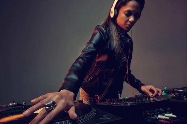 woman dj playing music at party - Foto, imagen