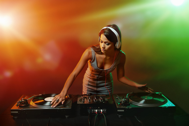 woman dj playing music at party - Foto, afbeelding
