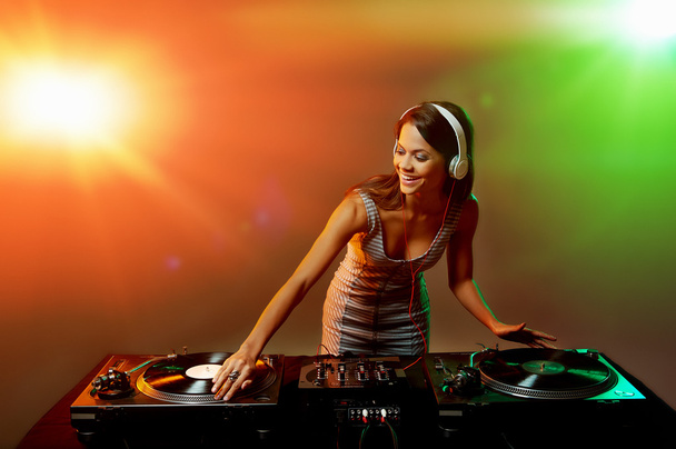 dj woman playing music on vinyl record deck - Foto, afbeelding
