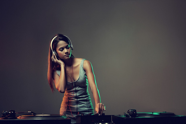 woman dj playing music at party - Foto, afbeelding