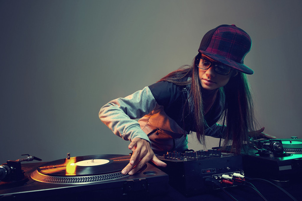 Hiphop dj woman playing at nightclub - Foto, afbeelding