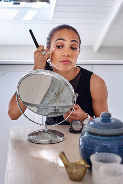 professional business woman applying makeup - Zdjęcie, obraz