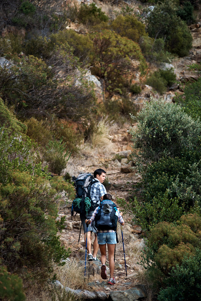 Wandelaars lopen op steile pad - Foto, afbeelding